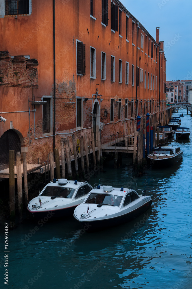Polizeiboote in Venedig
