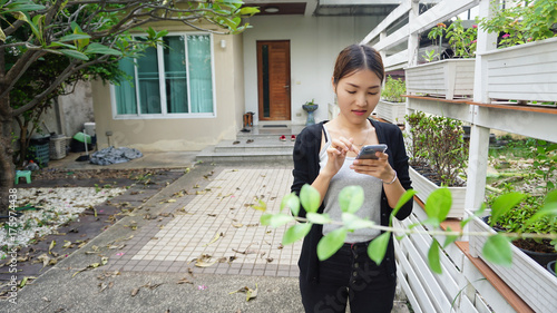 Women play smartphones in the office.