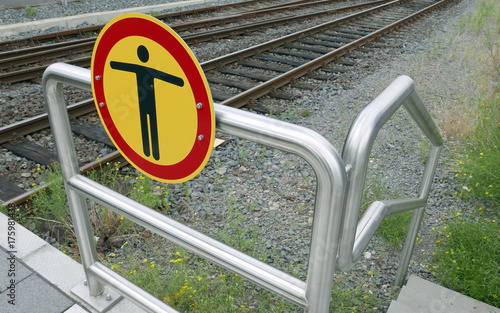 Warnschild an einem Bahngleis photo