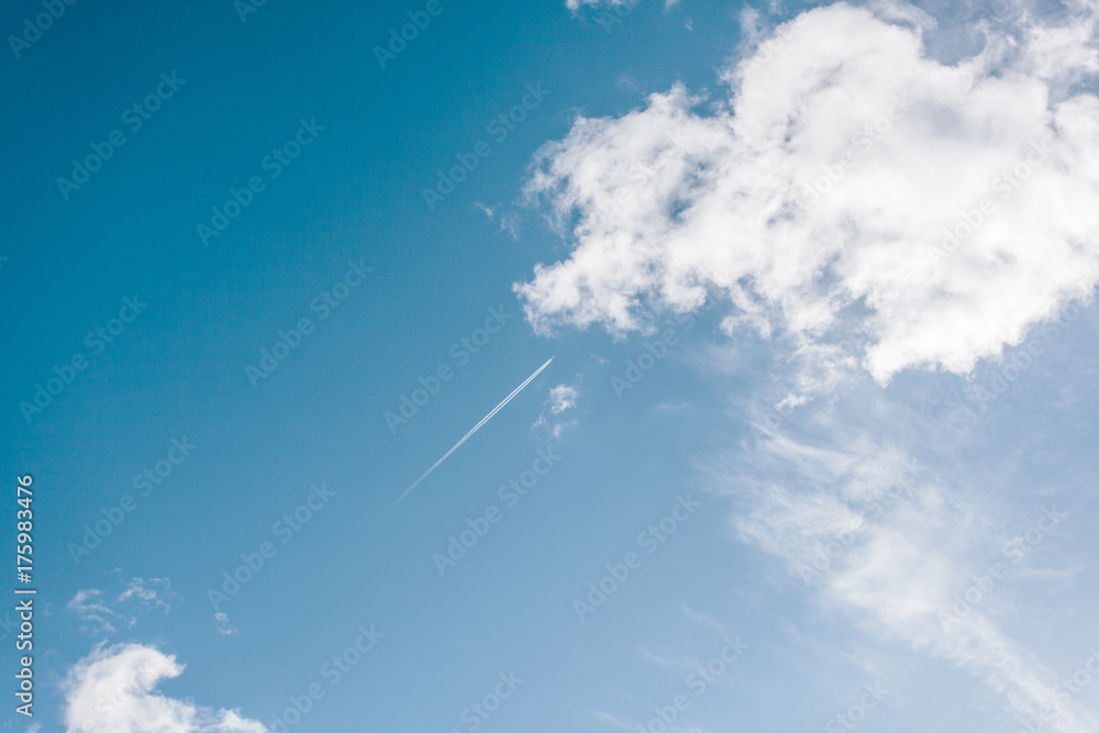 Flugzeug hinterlässt Kondensstreifen in sonnigem Himmel Flugzeug hinterlässt Kondensstreifen in sonnigem Himmel