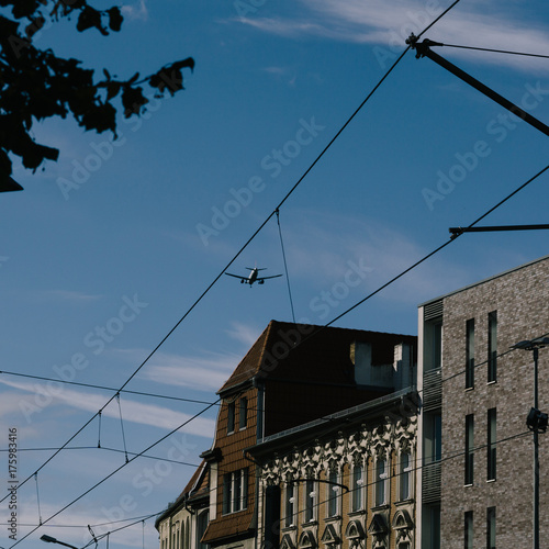 Flugzeug fliegt dicht über ein Wohnhaus mit Fluglärm Problem © MichaelJBerlin