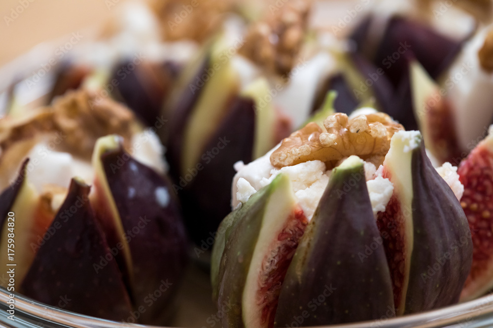 Feigen gefüllt mit Ziegenkäse, Honig und Walnuss 스톡 사진 | Adobe Stock