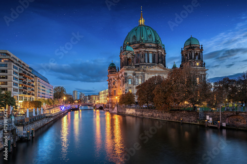 Der Berliner Dom and der Spree nach Sonnenuntergang mit Sternenhimmel © moofushi
