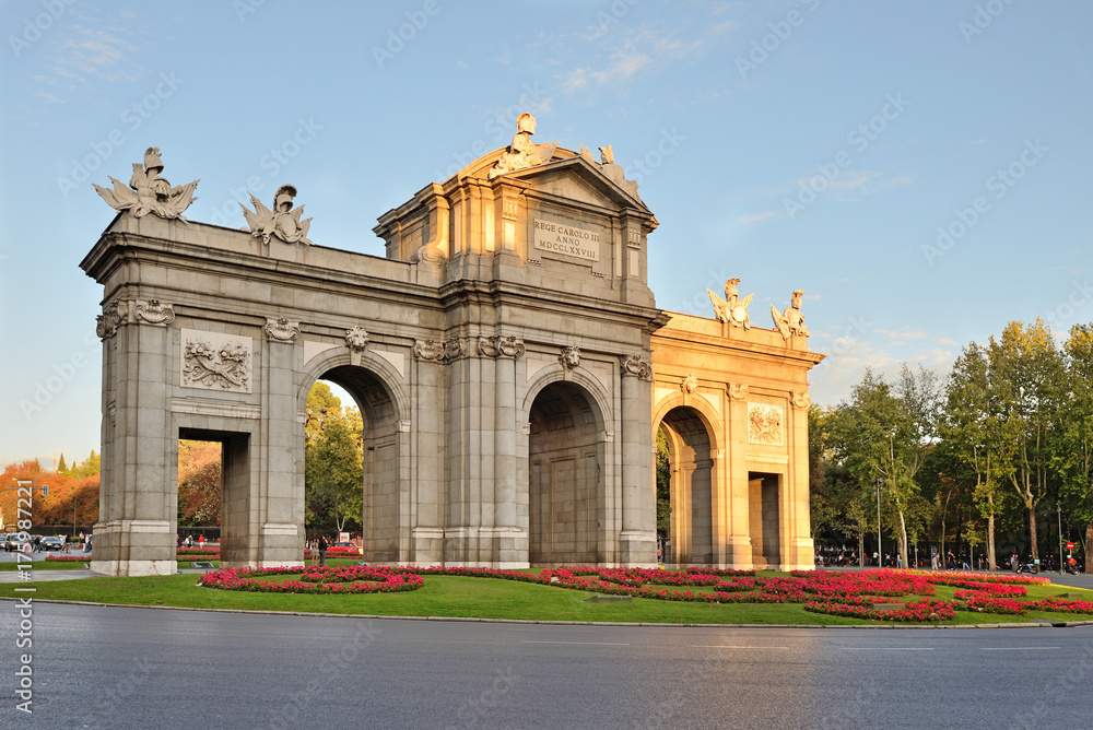 Obraz premium Puerta de Alcalá, Madrid, Spain