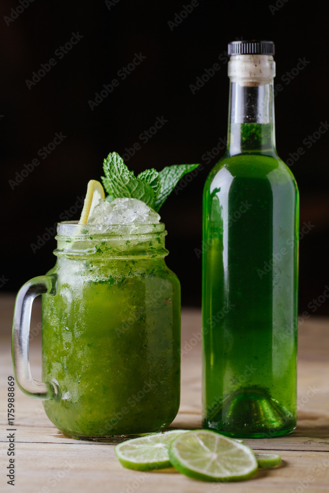 Refreshing mint and lime lemonade