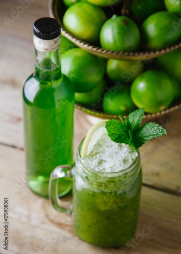 Refreshing mint and lime lemonade