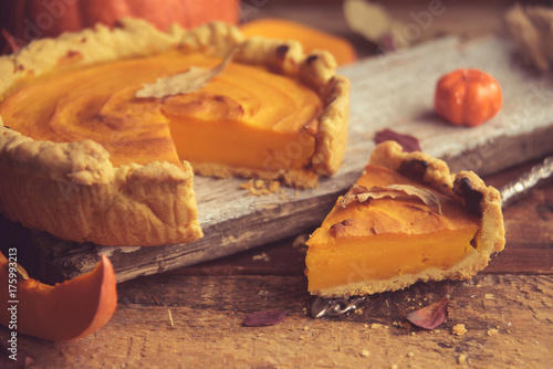 Cuadro en lienzo Homemade Pumpkin Pie with Autumn Decoration