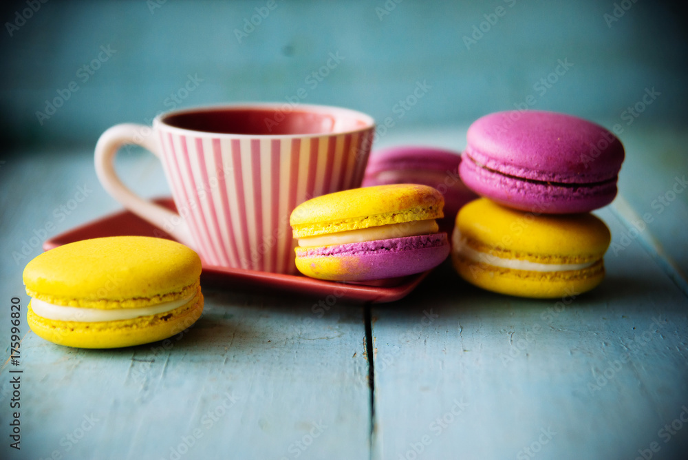 Obraz premium Gentle colorful macaroons on color wooden background