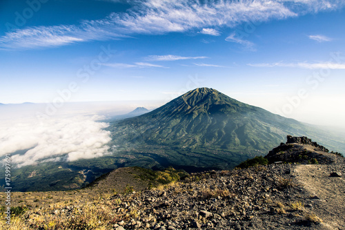 Obraz na płótnie Merbabu volcano seen from Merapi volcano w salonie