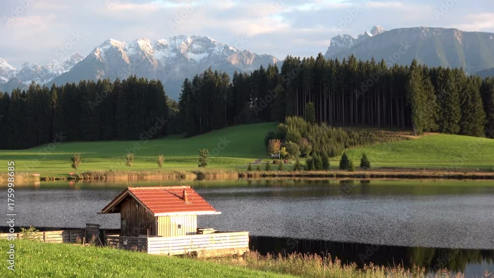 Bergsee mit Hütte, Alpsee, Allgäu, Natursee, Badesee, Attlesee, Nesselwang, Alpen, 4K Bergsee mit Hütte, Alpsee, Allgäu, Natursee, Badesee, Attlesee, Nesselwang, Alpen, 4K