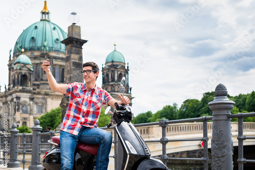 Roller fahrenderTourist Mann macht Selfie vor dem Berliner Dom