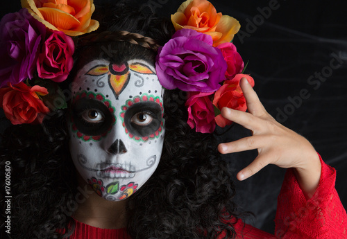 Fototapeta Naklejka Na Ścianę i Meble -  Little girl with Halloween costume and makeup of La Calavera Catrina with white painted face