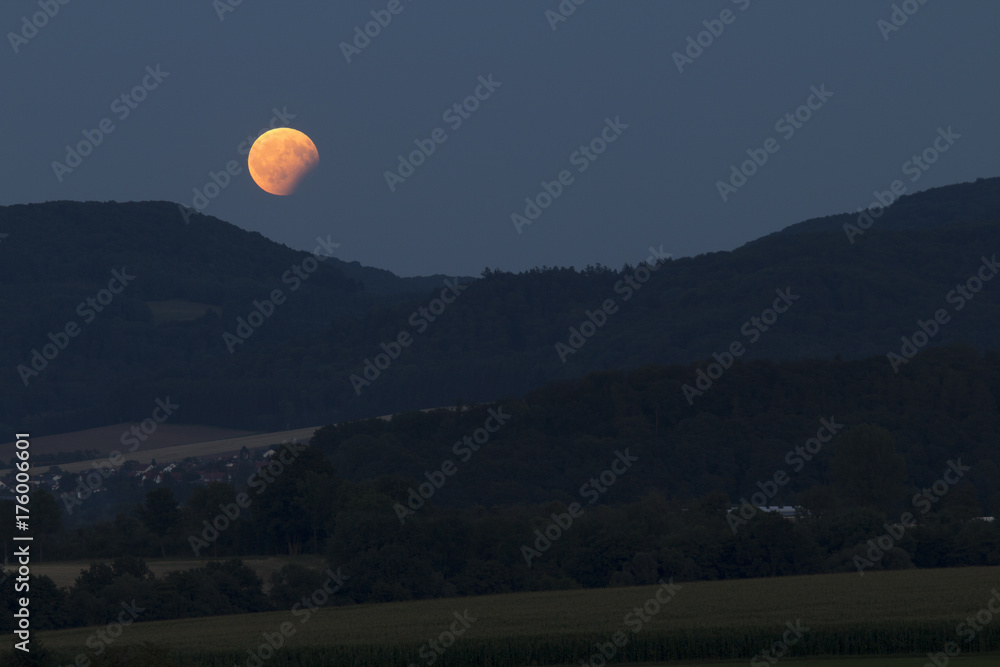 Partielle Mondfinsternis über dem Albtrauf Partielle Mondfinsternis über dem Albtrauf
