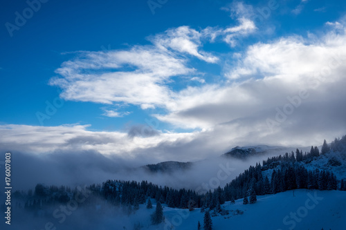 Fototapeta Naklejka Na Ścianę i Meble -  Wolken in den Bergen