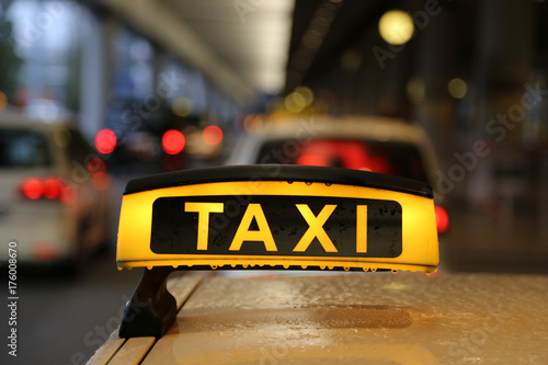 Taxi am Taxenstand am Flughafen, Geschäftsreise und Urlaubsreise