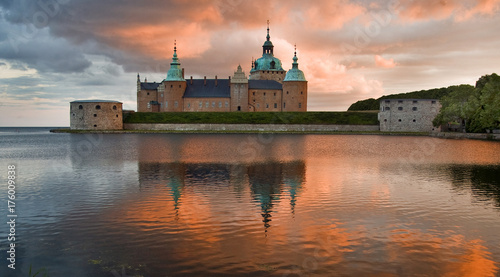 Kalmar Slott med röd himmel solnedgång speglar i vattnet