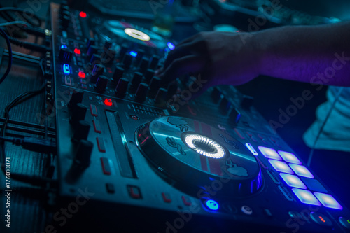 dj pinchando en discoteca mezclando musica latina 