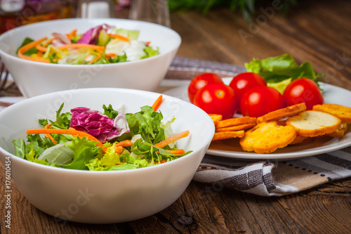 Mix of lettuce with croutons.