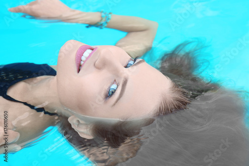 Beautiful young woman swimm...