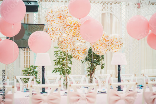 Оформление банкетного зала тканью и воздушными шарами в розовом цвете 