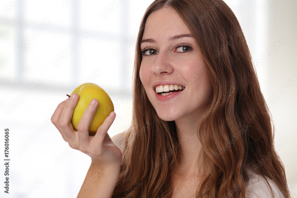 Φωτογραφία Portrait of beautiful teenage girl with perfect smile and white teeth holding an