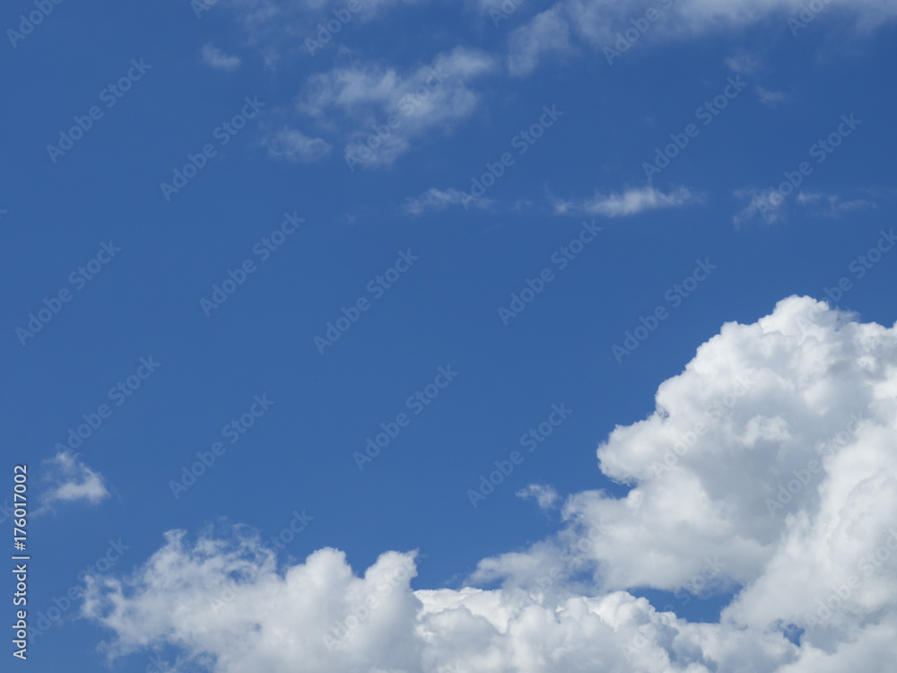 Obraz premium Light clouds to the right