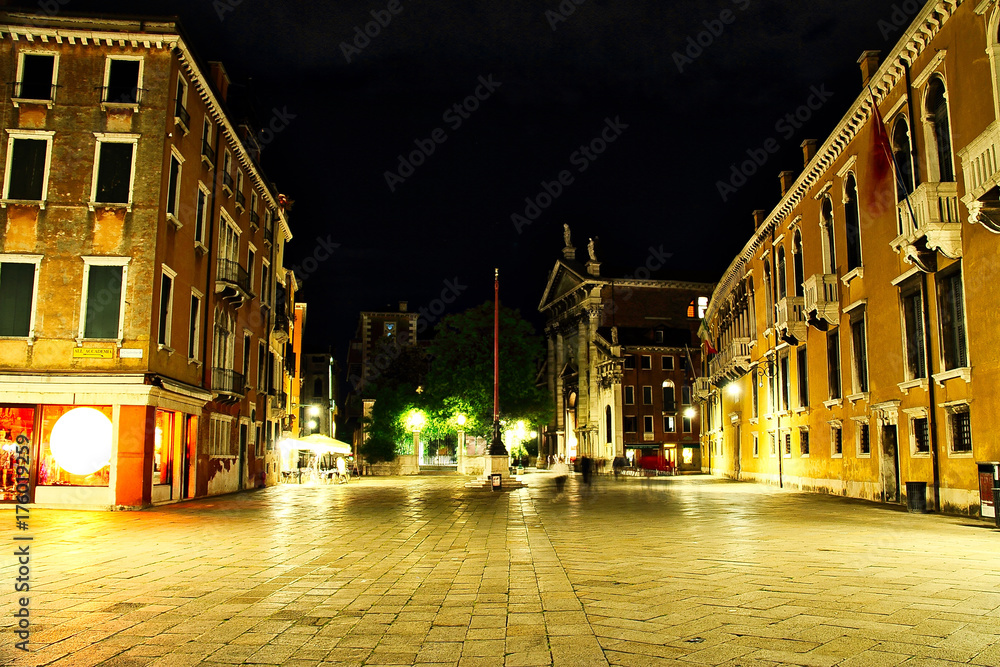 Naklejka premium Venice Piazza at Night