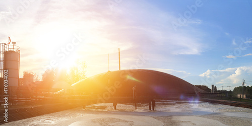 Foto Biogas plant technology at sunset which is the renewable energy technology