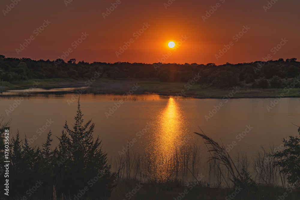 Naklejka premium Sunset at the lake.