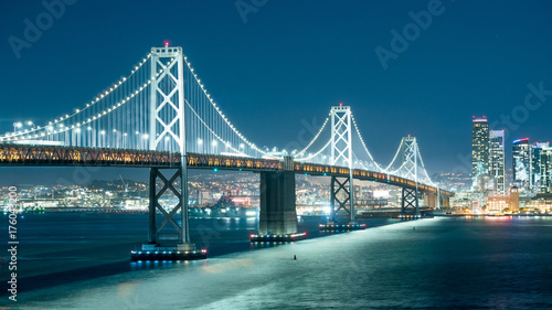 Valokuva Oakland Bay Bridge and the city light at night.