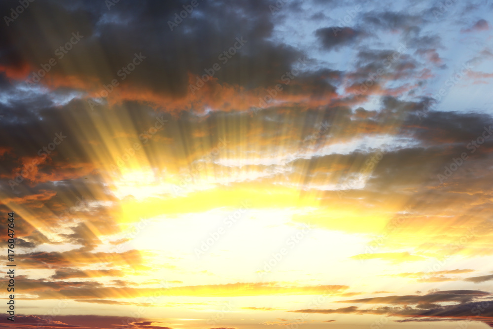 Fototapeta premium Dramatic sun rays and clouds