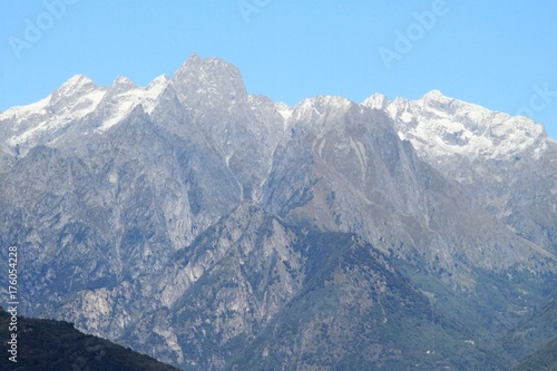 Blick vom Comer See zu den Gipfeln der R  tischen Alpen mit Pizzo Badile  Sasso Manduino und Pitto Ligonico  v.l. 