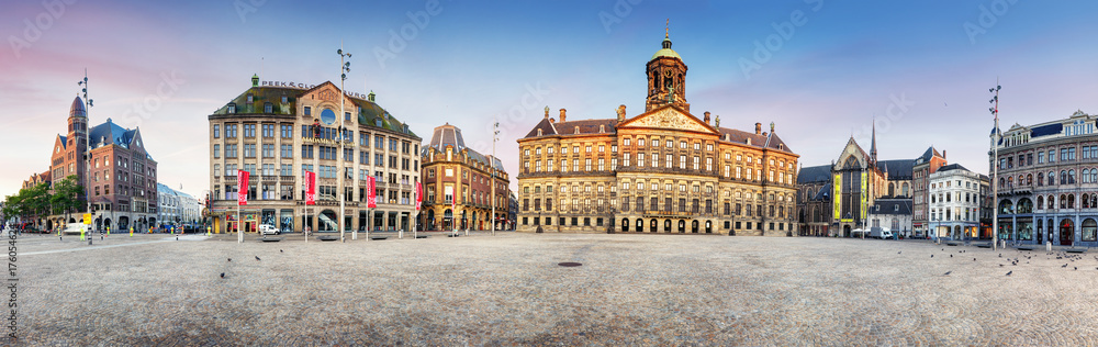 Obraz premium Pałac Królewski na placu Dam w Amsterdamie, Holandia, panorama.