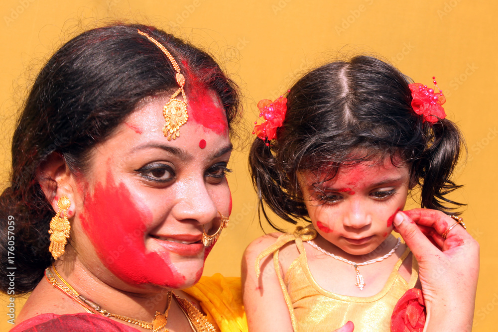 beautiful-bengali-woman-is-playing-sindur-with-her-daughter-calcutta