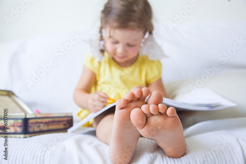 Canvas Print little  girl  reading  book