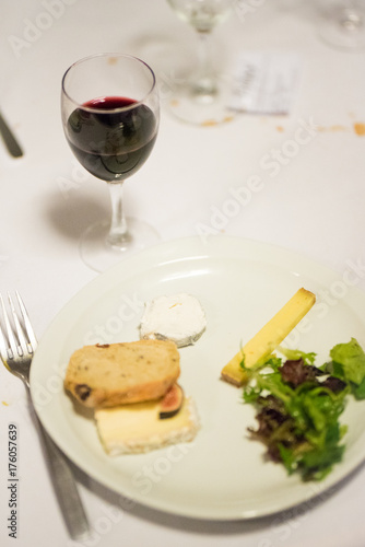 Assiette de fromage, verre de vin rouge
