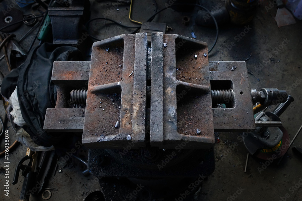 Metal table vise clamp with closed jaws Metal table vise clamp with closed jaws