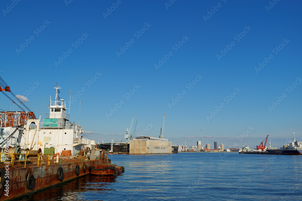 神戸 兵庫港から見る川崎重工の浮きドック