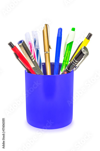 Ручки и карандаши в синем стакане на изолированном белом фоне