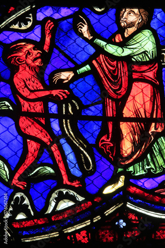 Hermogène pactise avec le diable rouge. Baie 18 - Vie de Saint Jacques le Majeur. 1869. Cathédrale Saint-Etienne. Bourges.