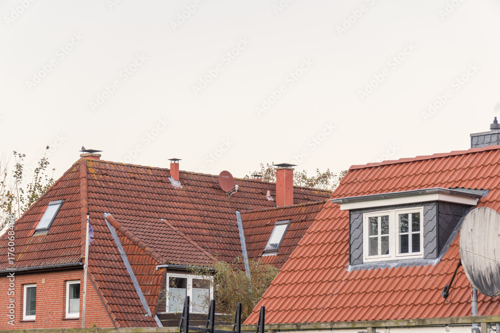 Schornstein auf einem Dach eines Hauses Schornstein auf einem Dach eines Hauses