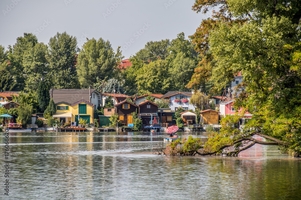 Fototapeta premium Erholungsgebiet Alte Donau im Sommer in Wien