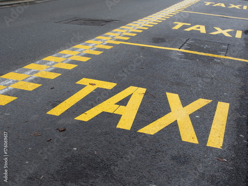 Fahrbahnmarkierung: Haltespur für Taxis