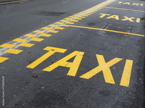 Fahrbahnmarkierung: Haltespur für Taxis