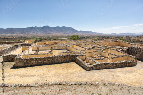 Canvastavla a labyrinthine structure forming an intricate complex of passageways and many ro