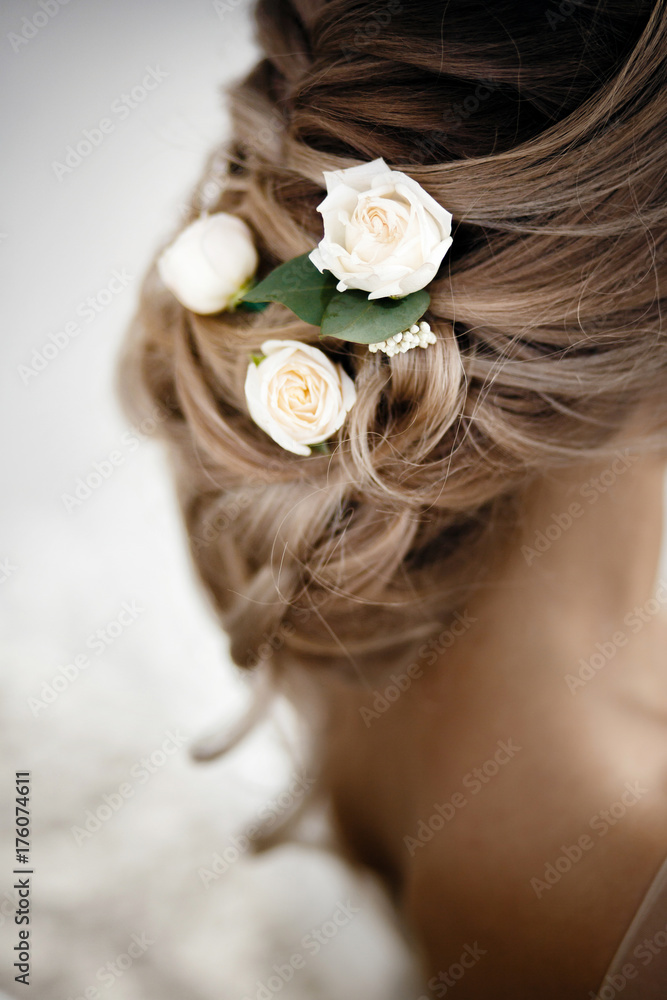 Naklejka premium Hairstyle with fresh flowers. rear view close-up. Rustic style