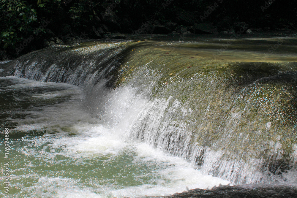 Cascata illuminata dal sole in Guatemala Cascata illuminata dal sole in Guatemala