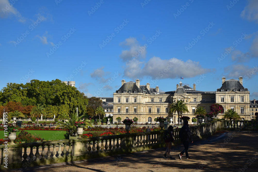 Jardin et palais du Luxembourg à Paris en automne, France