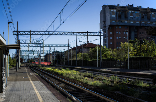 Binari ferroviari all'uscita di una stazione photo