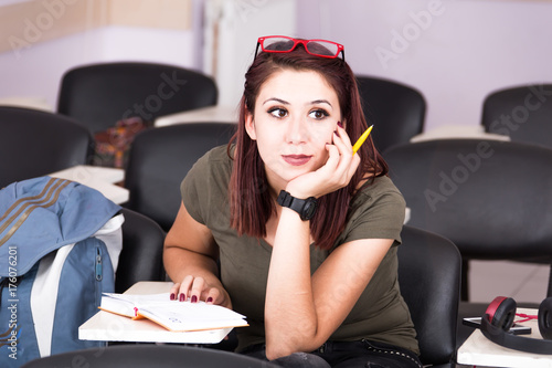 Fotografie college with hard-working young girl books.